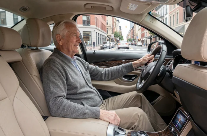 Personne âgée confortablement installée à bord d'un véhicule de chauffeur privé
