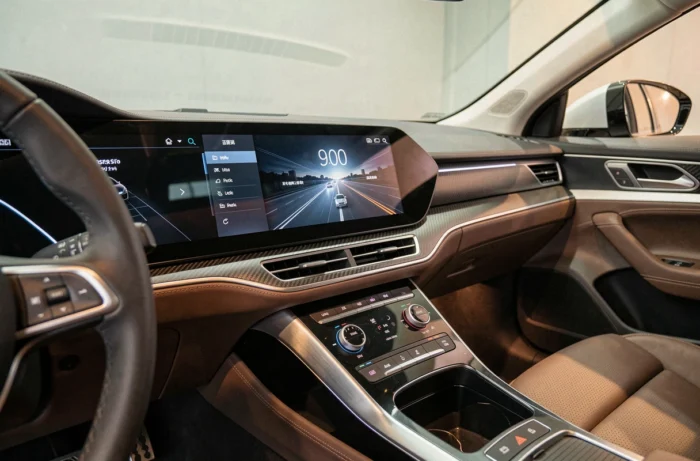 Tableau de bord high-tech d'une voiture électrique avec grand écran tactile et interface de navigation avancée en 2024